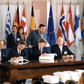 Suomen hallituksen edustajat allekirjoittavat EU-jäsenyyden mahdollistavat liittymisasiakirjat 26. kesäkuuta 1994 Korfulla, Kreikassa. Vasemmalla alivaltiosihteeri Veli Sundbäck, ulkomaankauppaministeri Pertti Salolainen, pääministeri Esko Aho ja ulkoministeri Heikki Haavisto.