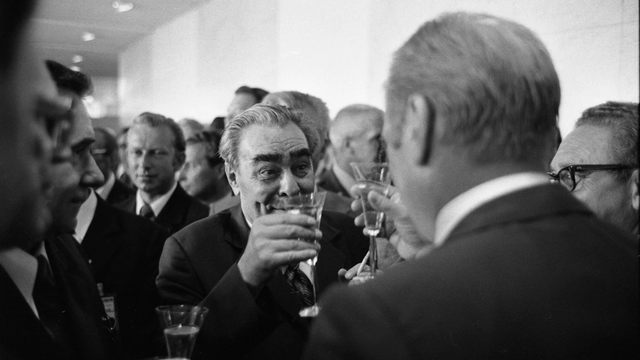 Sikaria polttava Leonid Brežnev nostaa maljan Henry Kissingerin ja Gerald Fordin kanssa 1. elokuuta 1975 Finlandia-talossa.