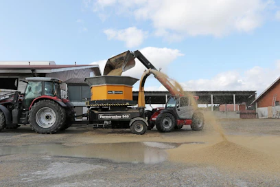 Ilolan tilalla Reisjärvellä rehuvilja jauhetaan jo neljättä vuotta Farm- crusher-myllyllä. Jauhettu ja hapotettu tavara puhalletaan kasaan asfalttipihalle, josta se työnnetään kurottajalla laakasiiloon.