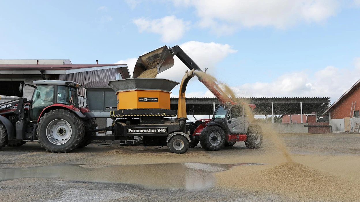 Ilolan tilalla Reisjärvellä rehuvilja jauhetaan jo neljättä vuotta Farm- crusher-myllyllä. Jauhettu ja hapotettu tavara puhalletaan kasaan asfalttipihalle, josta se työnnetään kurottajalla laakasiiloon.