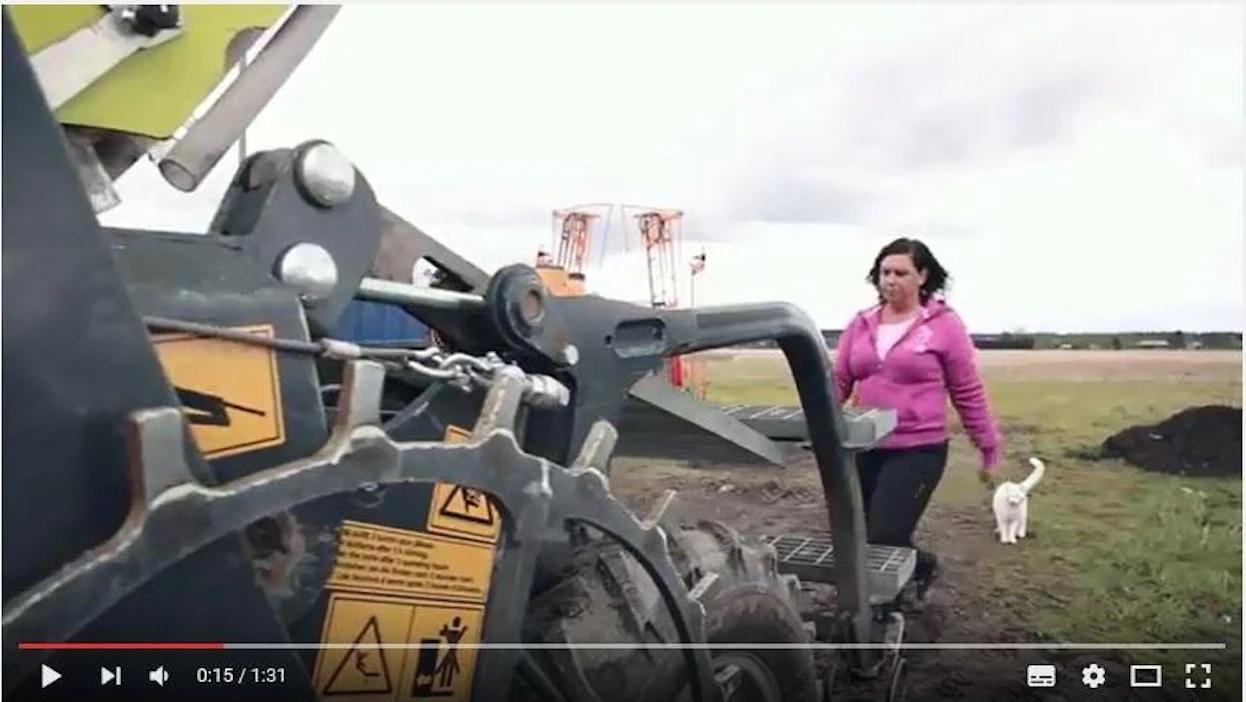 Piia Ylikoski hyppää videolla traktoriin ja suunnistaa kevätkylvöille.