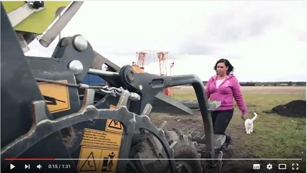 Piia Ylikoski hyppää videolla traktoriin ja suunnistaa kevätkylvöille.
