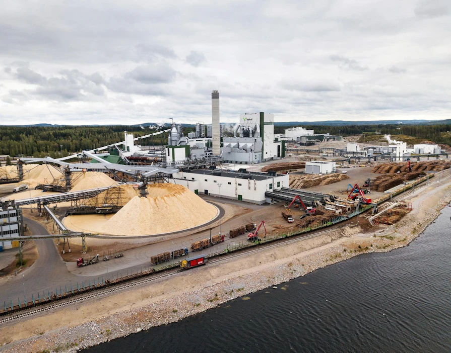 Paperitehtaiden sulkemisuutisista huolimatta metsäteollisuuden suurinvestoinnit ovat olleet omiaan vahvistamaan yhteiskunnallista ilmapiiriä, jossa metsien käytön merkitys ymmärretään, Taloustutkimuksen tutkimusjohtaja Juho Rahkonen sanoo. Arkistokuvassa on Metsä Groupin Äänekosken biotuotetehdas.