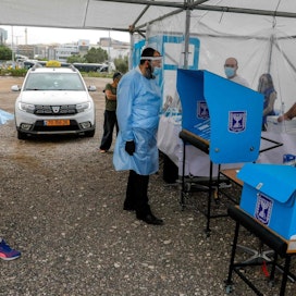 Drive-in-äänestystä käytettiin esimerkiksi Israelin maaliskuisissa parlamenttivaaleissa. LEHTIKUVA/AFP