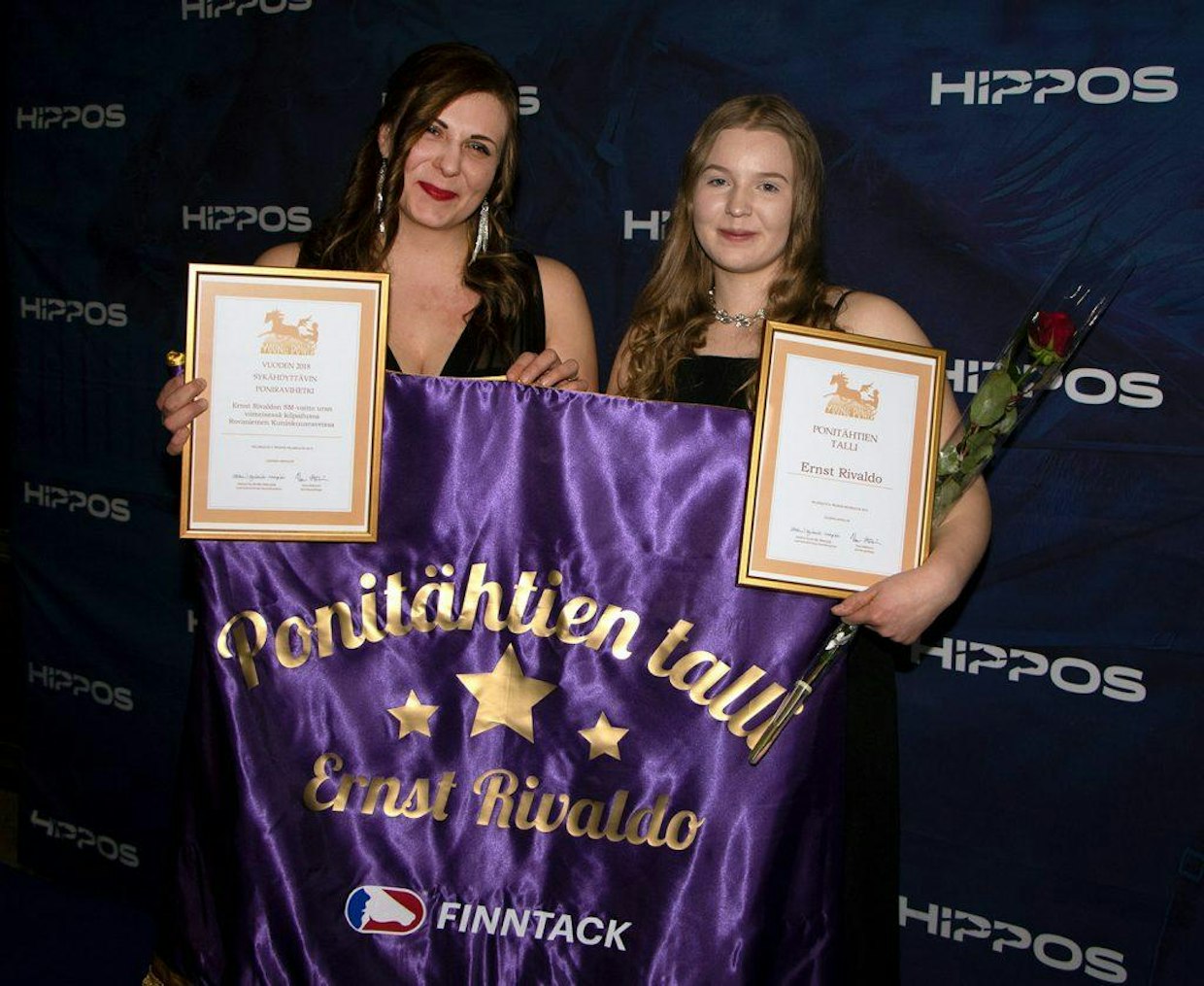 Mira Kaappolan omistama ja Eveliina Hietasen ohjastama ja valmentama Ernst Rivaldo on yksi kaikkien aikojen raviponeista Suomessa. ”Ernst Rivaldo on antanut meille todella paljon, ja on nyt ansainnut eläkepäivät. Se palasi minulle kotiin ja viettää hyvää eläkeläisen elämää”, Kaappola kertoi. Ernst Rivaldo valittiin ponitähtien talliin ja SM-voitto uran viimeisessä kilpailussa Rovaniemen kuninkuusraveissa oli vuoden sykähdyttävin poniravihetki.