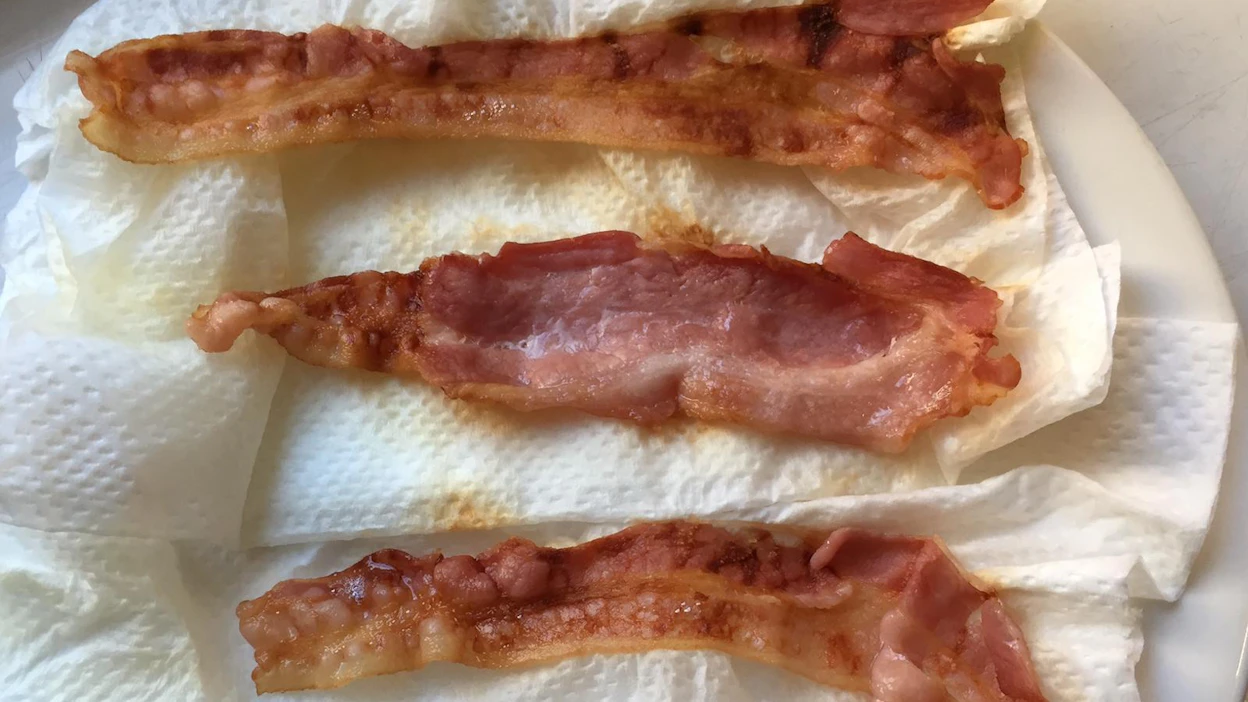 Näitä pekoneja on paistettu kolme minuuttia mikrossa. Ylimääräinen rasva imeytyy paperiin ja tulos on melko rapea. Pekonit kannattaa kuitenkin heti siirtää lautaselle, ettei paperi tartu lihoihin kiinni.
