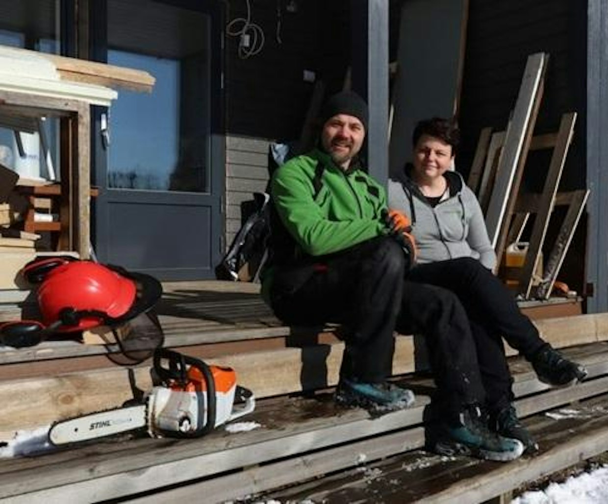 Timo ja Niina Jokinen käyttävät Airtox-turvajalkineita mökkinsä remontoinnissa.