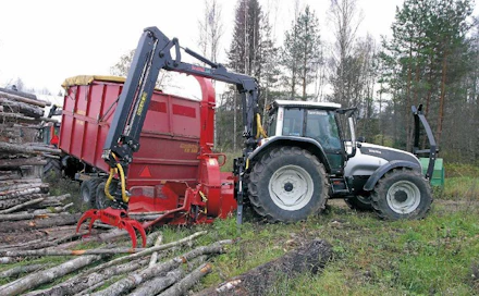 Farmi Forestin hakkurikiertueella esiteltiin Farmi CH380 hakkuria, varustettuna uudella syöttökuljettimella. Voimakoneena oli yli 200 hevosvoimainen Valtra, joka ei ollut yhtään liian iso kone hakkurin pyöritykseen. Paksumpia leppärankoja haketettaessa kaikki teho tarvittiin.