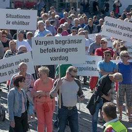 Sadat ihmiset osoittivat tänään Vaasan torilla mieltään Suomen susipolitiikkaa vastaan.