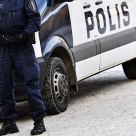 Suomalaisten mielestä poliisin tärkeimpiä tehtäviä ovat kiireellisiin hälytyksiin vastaaminen, väkivaltarikosten selvittäminen ja torjunta, kotiväkivaltaan puuttuminen ja terrorismin torjunta. LEHTIKUVA / Emmi Korhonen