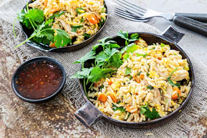 Paistettu riisi, eli nasi goreng, on kaikille Aasian matkaajille tuttu annos. Se syntyy kypsästä riistä tuossa tuokiossa.