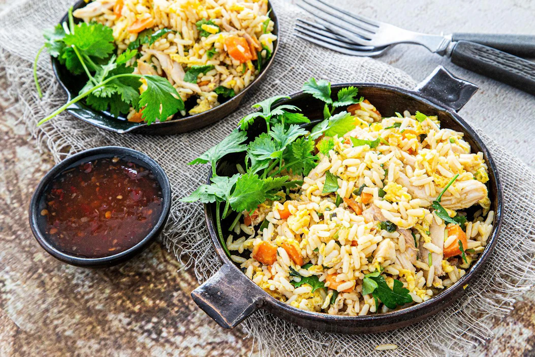 Paistettu riisi, eli nasi goreng, on kaikille Aasian matkaajille tuttu annos. Se syntyy kypsästä riistä tuossa tuokiossa.