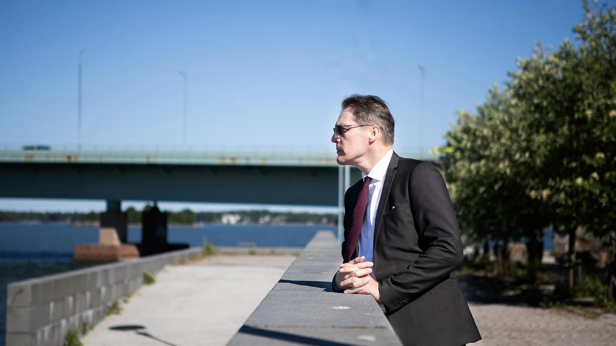 Salmisaaren taivas on sininen, mutta Varman toimitusjohtaja Risto Murto näkee pilviä sijoitustaivaalla.