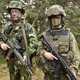 Ruotsin selvityshenkilö ehdottaa, että jos puolustukseen ei riitä vapaaehtoisia, palvelukseen määrätään asevelvollisia. LEHTIKUVA / Roni Rekomaa
