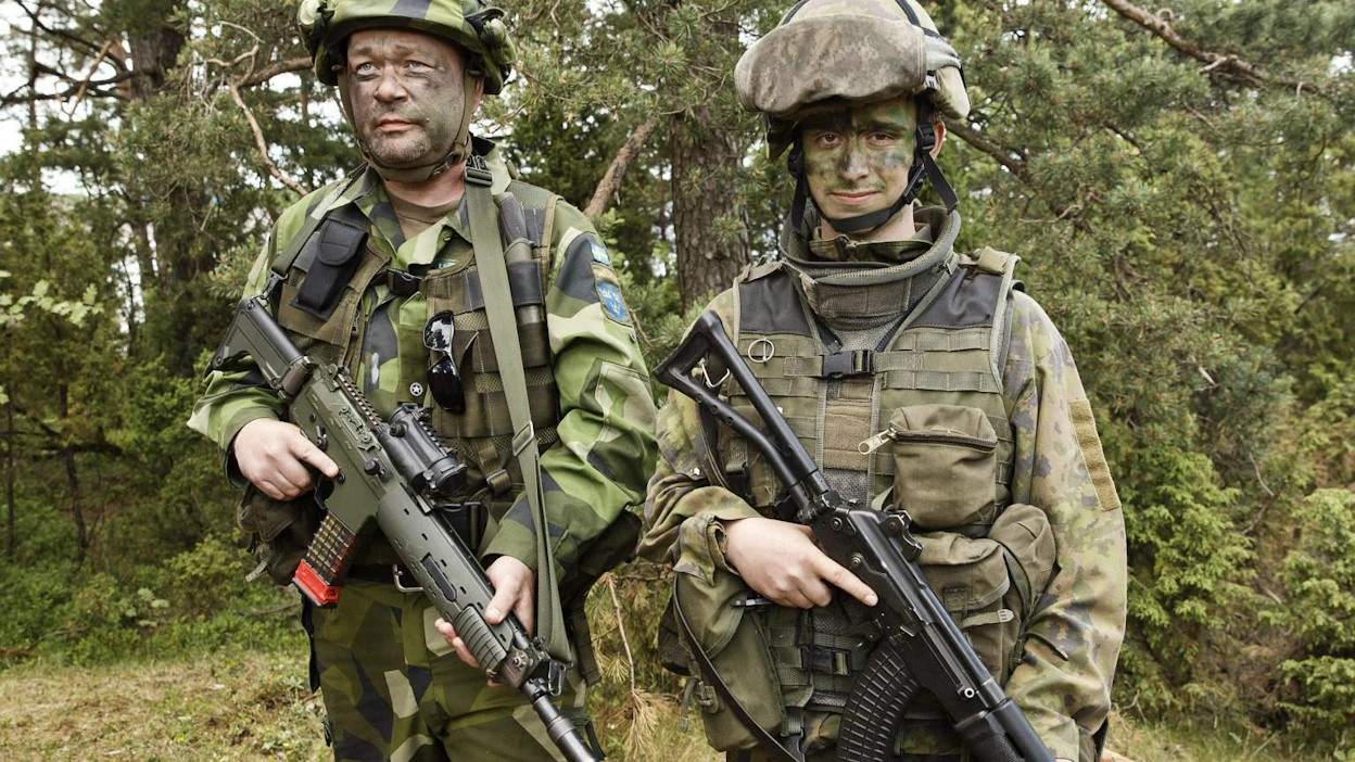 Ruotsin selvityshenkilö ehdottaa, että jos puolustukseen ei riitä vapaaehtoisia, palvelukseen määrätään asevelvollisia. LEHTIKUVA / Roni Rekomaa