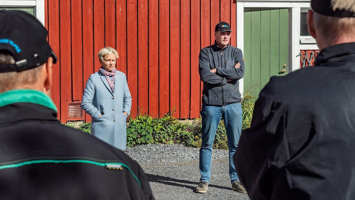 Broilerintuottaja Suvi Rantala ja MTK-Etelä-Pohjanmaan puheenjohtaja Timo Kankaanpää kertoivat maatalouden ilmastotoimista perjantaina Lapualla. Tilaisuus järjestettiin Rantalan tilalla.