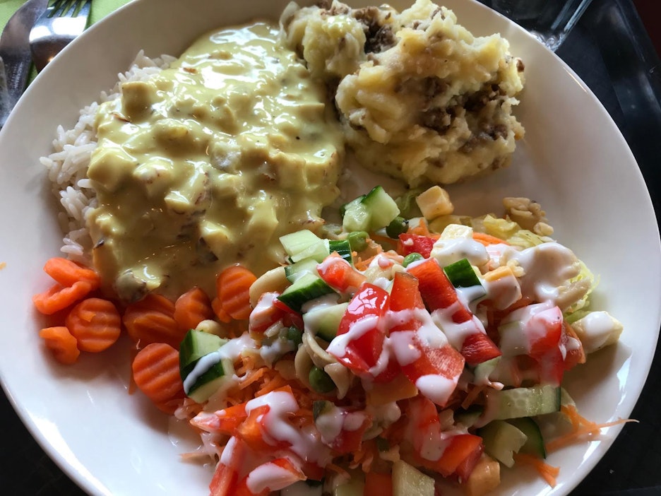 Testipäivänä oli tarjolla broilerikastiketta ja lihaperunasoselaatikkoa.