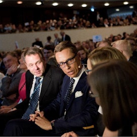 Puheenjohtajakandidaatit Jan Vapaavuori (vasemmalla), Alexander Stubb ja Paula Risikko jännittivät lauantaina puheenjohtajaäänestyksen tuloksia. Ville-Petteri Määttä