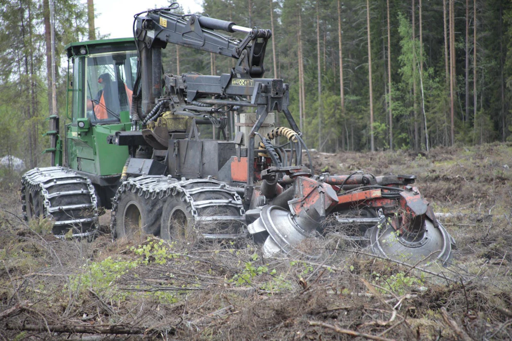 Maastossa on erittäin kuivaa. Ruohikko-, metsä- tai turvepalo voi syttyä kipinästä.