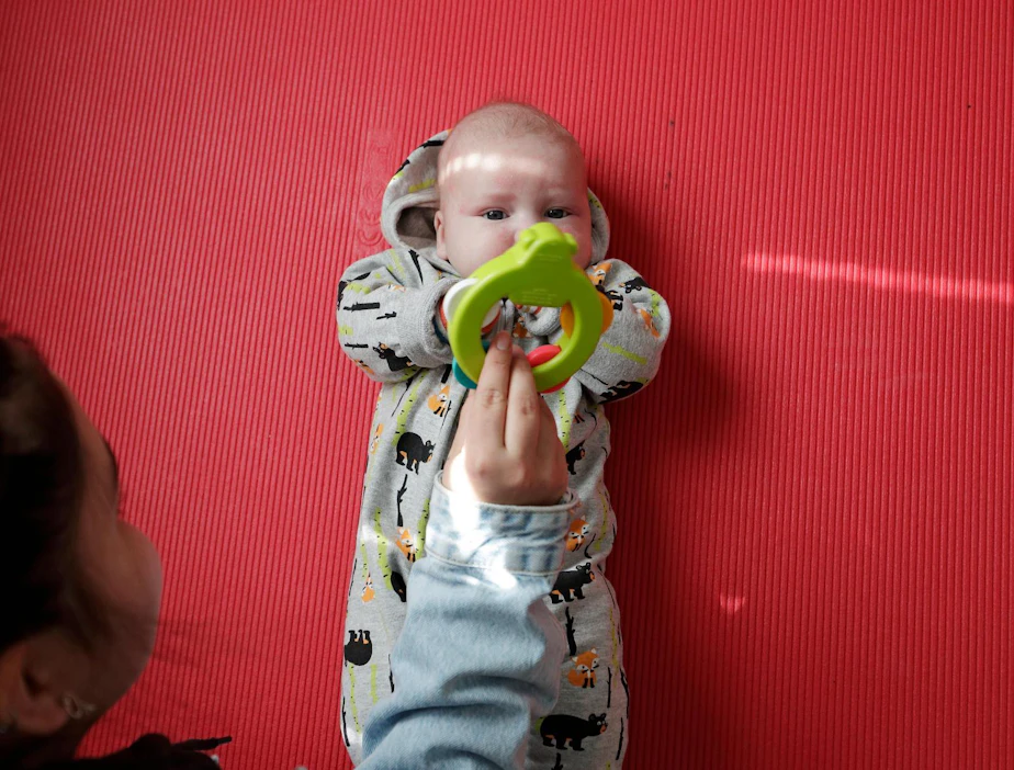 18-vuotias Jenna on yksi ensikodin nuorista äideistä. Ensikodissa asuvien vanhempien keski-ikä on 28, eli äidit ovat lähellä sitä ikää, jolloin suomalaisnaiset saavat esikoisensa.