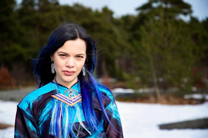 Joikaaja-laulaja Hildá Länsman on nyt monessa mukana: Vildá-duon esikoislevy ilmestyy juuri, mutta myös Soljulla on keikkoja. Lisäksi Hildá on mukana tekeillä olevassa Kaamos-televisiosarjassa.