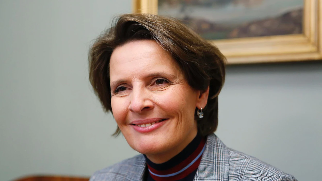 Liikenneministeri Anne Berner (kesk.) antaisi muun muassa vakuutusyhtiöiden ja teleoperaattoreiden laskuttaa autoilijoita.