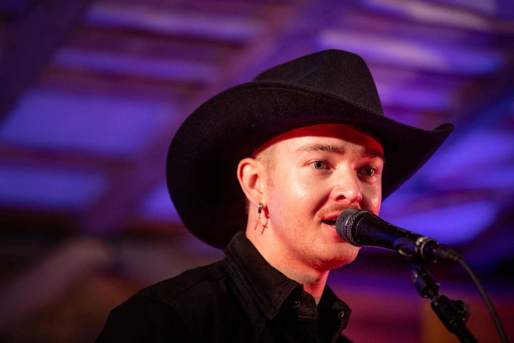 Lauri Niemimaa on tehnyt country-musiikkia taiteilijanimellä Larry Peninsula jo kymmenen vuotta. Rakkaus genreen syttyi jo teini-iässä.