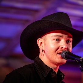 Lauri Niemimaa on tehnyt country-musiikkia taiteilijanimellä Larry Peninsula jo kymmenen vuotta. Rakkaus genreen syttyi jo teini-iässä.