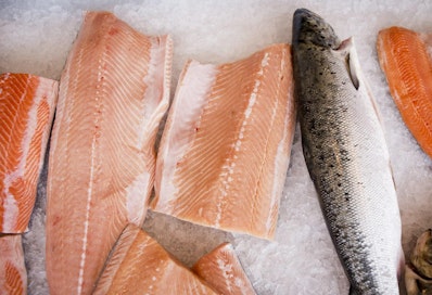 Levän tekemät tuhot ovat johtaneet lohen hintojen voimakkaaseen nousuun. Hinnat ovat nousseet kuluvan viikon aikana jo 5,7 prosenttia.