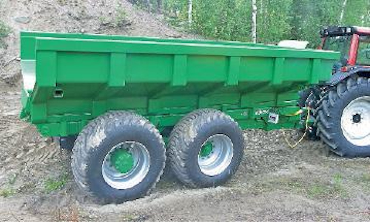 Kurejokelaisen Korpelan Koneen Köntys-metsäperävaunu muuttuu monikäyttövaunuksi jalkalavaperiaatteella vaihdettavien päälirakenteiden avulla. Tässä vaunu varustettuna 10 kuution etukipillisellä maansiirtolavalla, joka on valmistettu vahvuudeltaan 10-millisestä kulutusteräksestä. Vaunussa on mekaaninen takapyöräveto. Voimansiirtolinjaa voi tarvitessa täydentää automaattivaihteistolla, jolloin veturiksi sopii myös traktori, jossa ei ole ajovoimanottoa. Takapyöriin vaikuttavat jarrut sisältyvät vakiovarustukseen. Perusvaunu painaa 4000 ja lavavarustus 2600 kiloa. Vakiorengaskoko on 650/55-26.5. (HH)