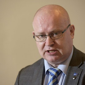 Lindström painottaa, että päätöksen pitää tulla järjestöiltä, ei hallitukselta.