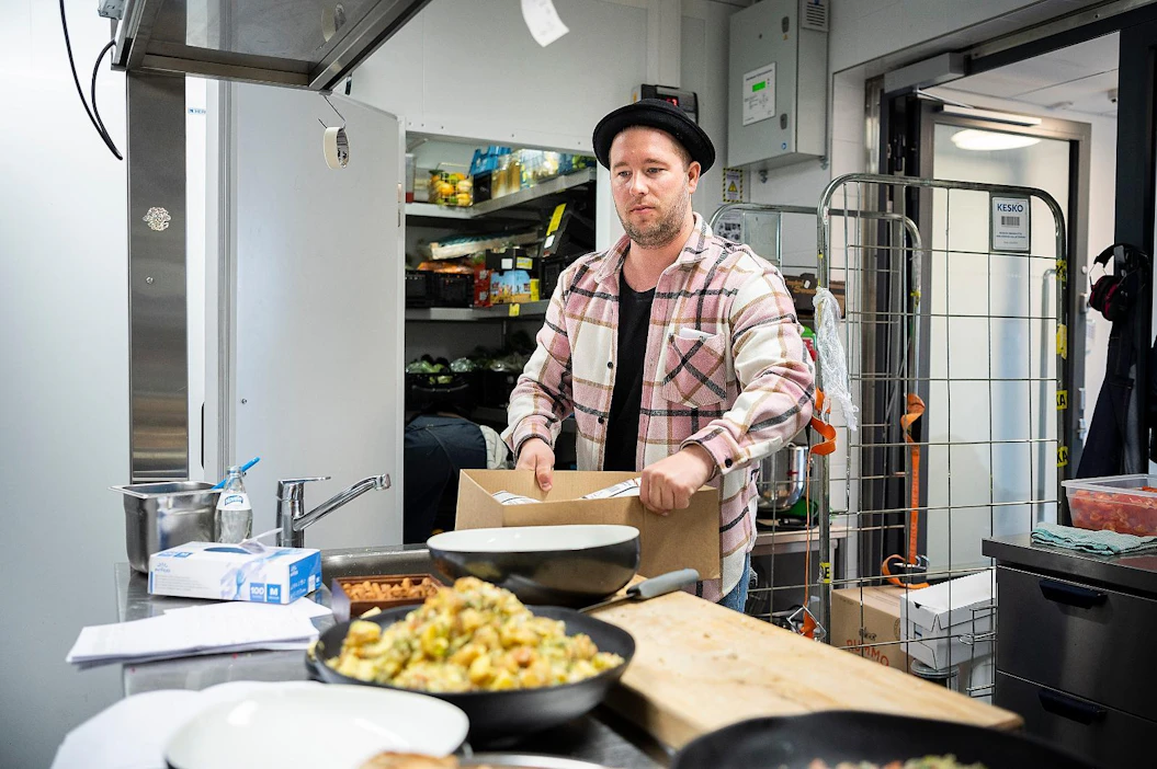 Gustav Kitchen & Bar -ravintola pääsi heti avaamisensa jälkeen Suomen parhaiden ravintoloiden listalle. Omistaja Roope Kotilan mukaan ravintola keskittyy mielenkiintoiseen ruokaan, johon kaikilla on varaa.