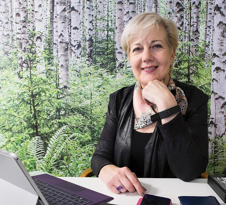 Suvi Lindén pitää valokuidun lisäämistä välttämättömänä. Muutoin saatetaan joutua tilanteisiin, joissa kotien datankäyttöä joudutaan mobiiliverkoissa rajaamaan julkisten palveluiden tarpeiden hyväksi.