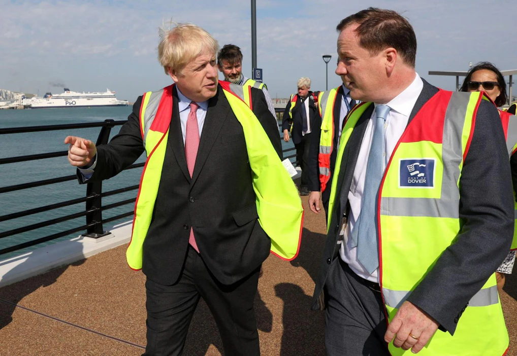 Britannian konservatiivipuolueen kansanedustaja Charlie Elphicke (oik.) ja puolueen johdosta kisaava Boris Johnson tapasivat Johnsonin kampanjakiertueen aikana. LEHTIKUVA/AFP