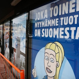 Lidl Suomi ilmoittaa kotimaisuusasteensa kertomalla, kuinka paljon sen ostot Suomesta ovat vuodessa. Keskimäärin runsas puolet tuotteista on täällä valmistettuja, mutta ei välttämättä raaka-aineeltaan suomalaisia.
