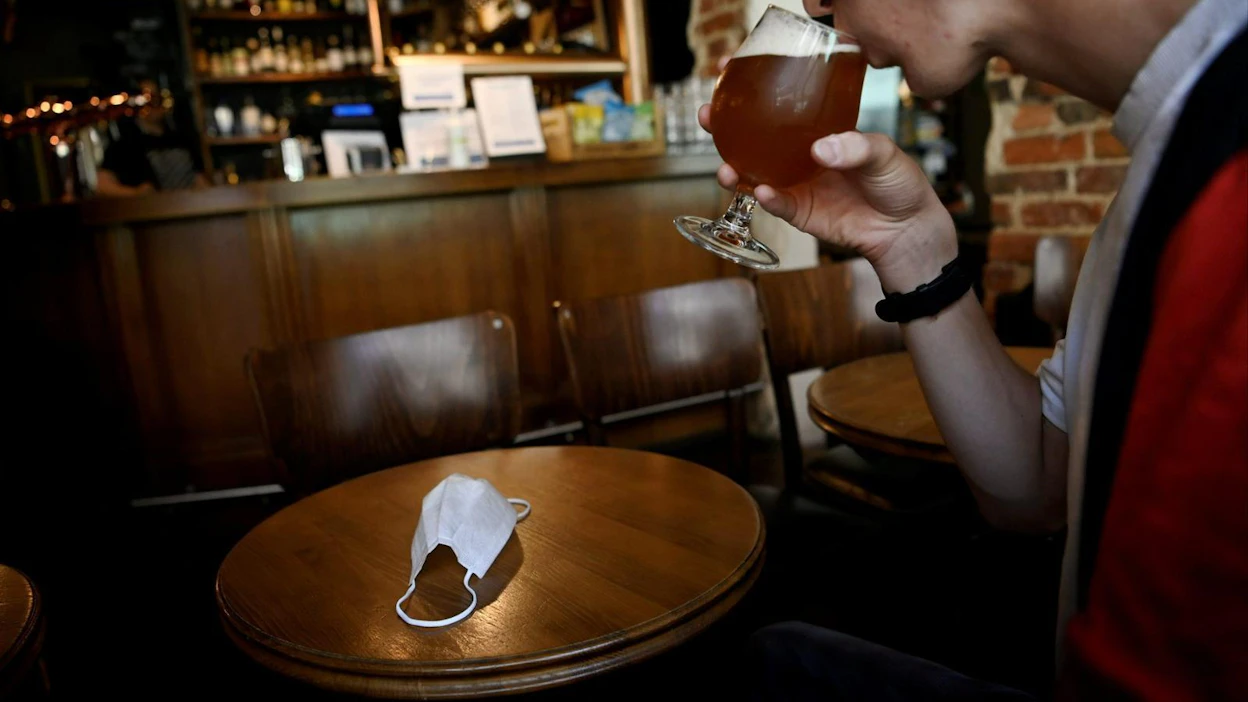 Alan edunvalvoja ja työmarkkinajärjestö MaRa vaatii, että hallituksen lupauksen mukaisesti ravintoloita koskevat rajoitukset kumotaan viivytyksettä, kun noin 80 prosentilla väestöstä on ollut mahdollisuus saada täysi rokotesuoja. LEHTIKUVA / Antti Aimo-Koivisto