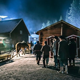 Hevoset rekineen saapuivat ylistarolaisen maatilan pihaan Tammisunnuntai-elokuvan kuvauksissa.