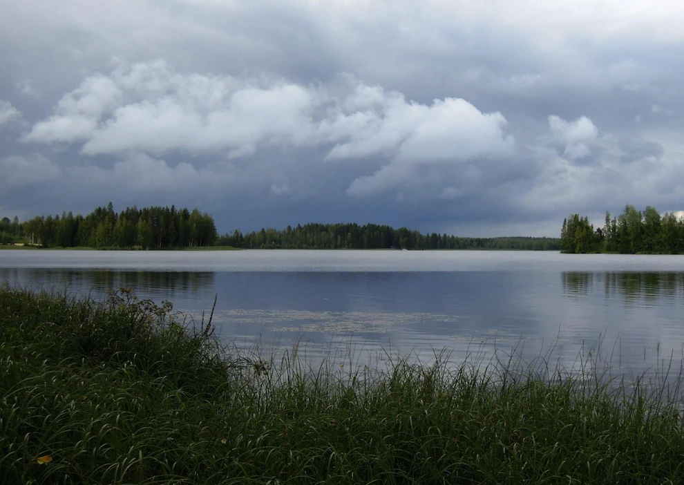 Ukkosia voi esiintyä laajalla alueella, mutta varsinaisia myrskyjä ei ole odotettavissa. LEHTIKUVA / RITVA SILTALAHTI