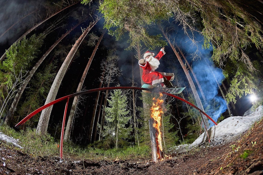 Lumilautailija Roope Tonterin opeilla myös joulupukki pystyy hurjiin temppuihin.