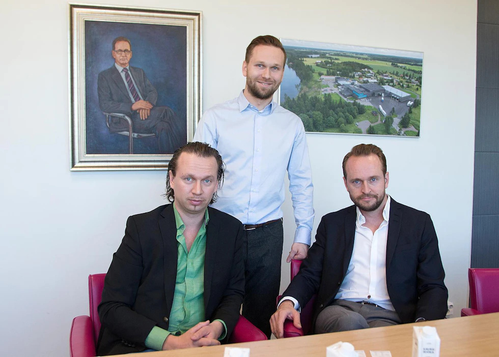 Juha-Petteri Kukkonen (vas), Tuomas Kukkonen ja Matti Kukkonen muodostavit elintarvikeyhtiö Kaslinkin johdon ennen yrityksen myyntiä Fazerille. Isä-Raino oli yhtiön perustaja.