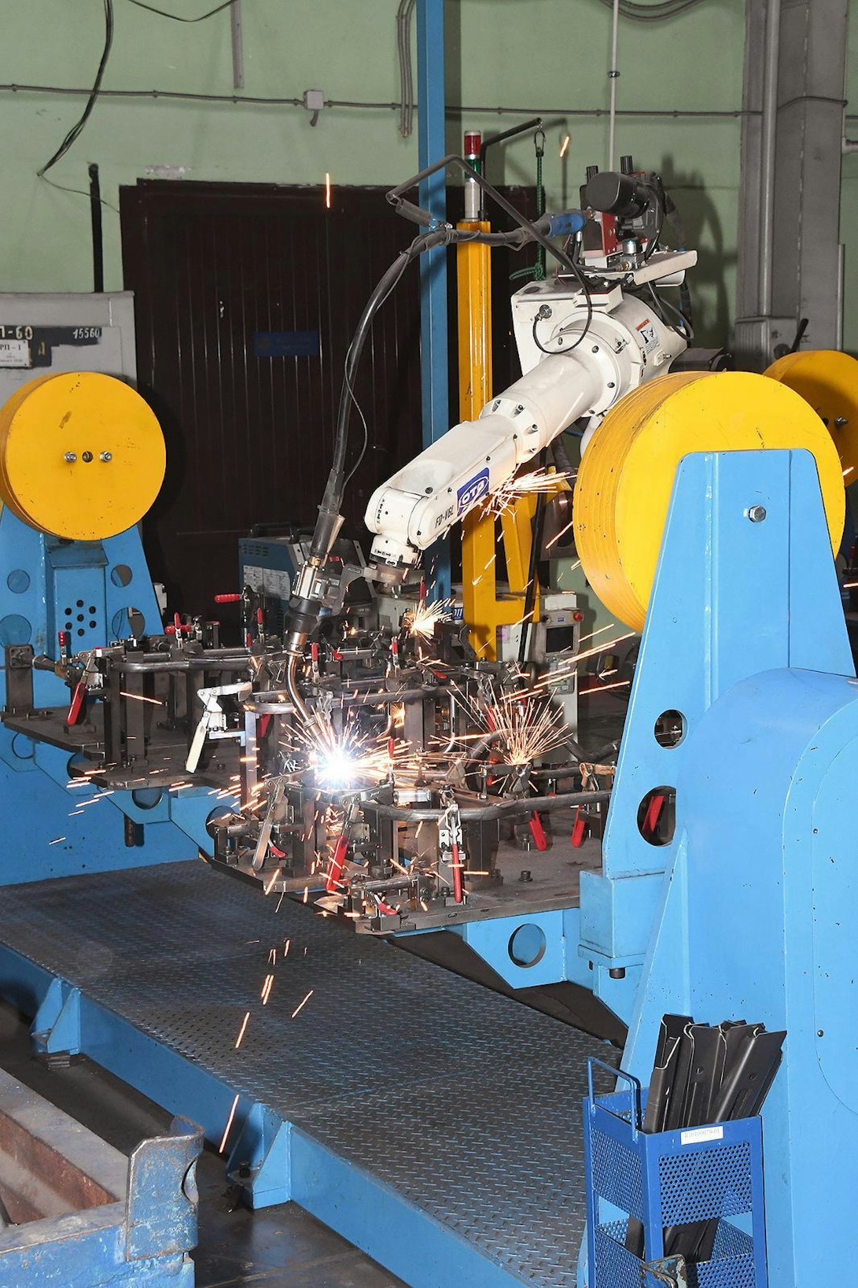 Mönkijöiden rungon koostamiseen käytetään robotteja.
