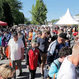 Näin runsaasti väkeä kulki sisään pääportista, kun Seinäjoen Farmari-näyttely avautui kesällä 2017.