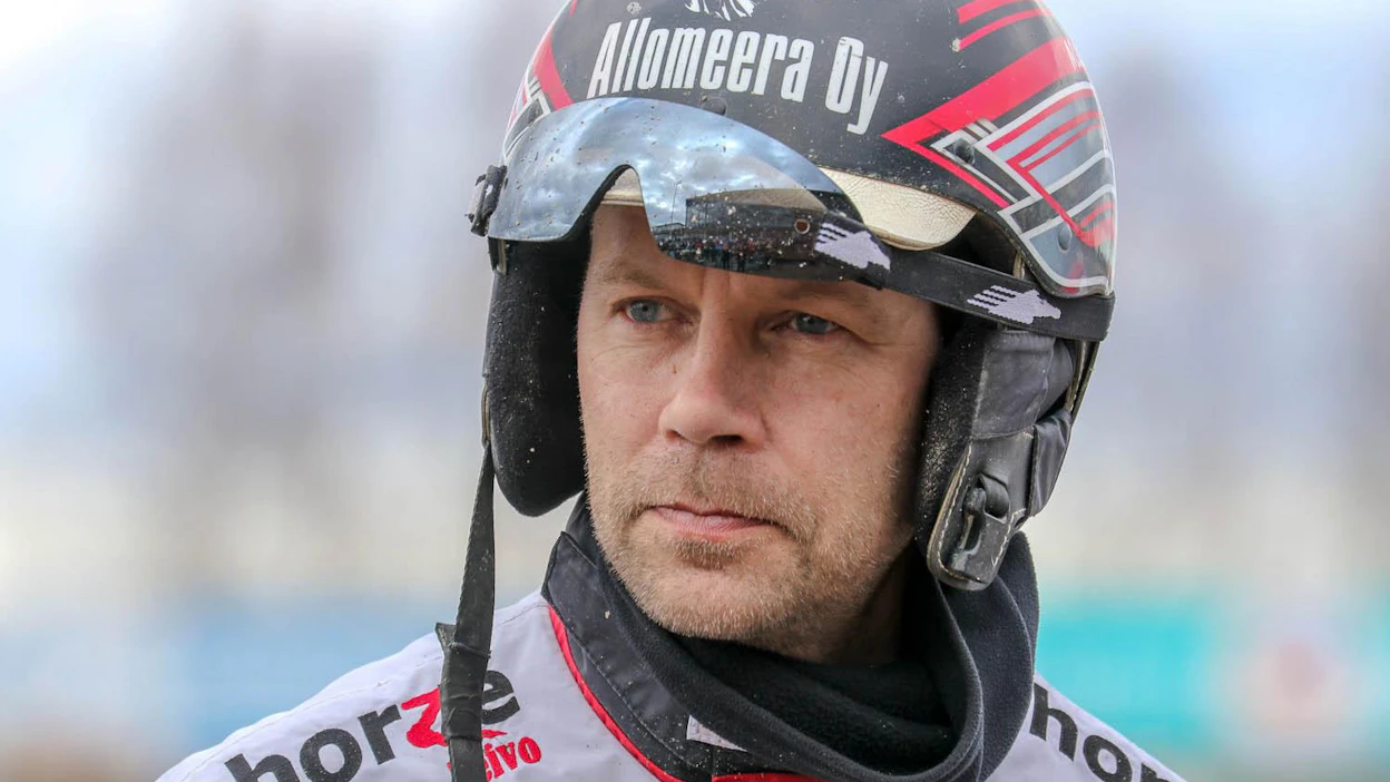 Mika Forss ohjastaa Bergsåkerissa 75-rivin toista suurta suosikkia Zenit Brickiä.