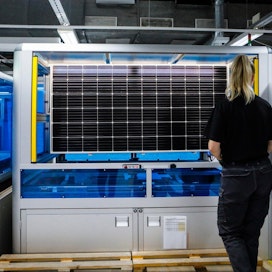 Aurinkopaneelille tehdään visuaalista tarkastusta Solar Finlandin Salon tehtaalla.
