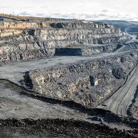 Lainsäädännöllä pyritään välttämään tai minimoimaan kaivostoiminnan negatiiviset vaikutukset. Ympäristöstandardit ovat kuitenkin usein epätäsmällisiä ja täytäntöönpano puutteellista. Kuva Terrafamen kaivokselta Suomesta.