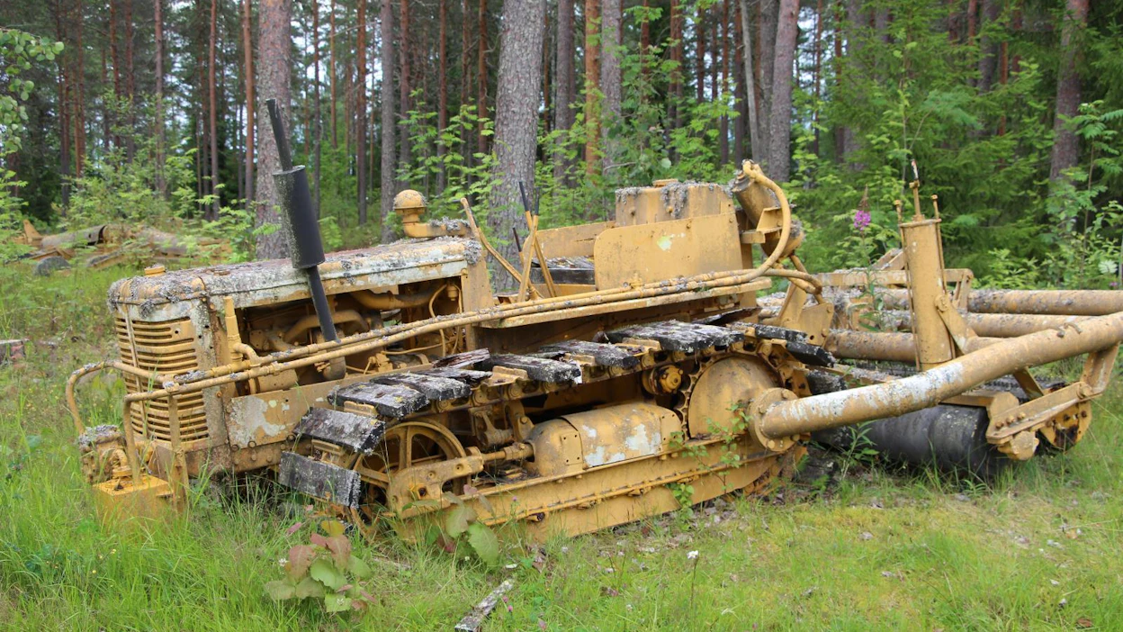 Museon vanhin työkoneyhdistelmä on armeijalta ostettu McCormick T6 vuodelta 1940 ja sen perään kytketty ruotsalainen Sösdala-jyrsin vm. 1951. Melko varhaisessa vaiheessa traktoriin on vaihdettu Fordson Majorin moottori, joka on varmasti ollut suokäytössä alkuperäistä 4,1-litraista petroolinelosta kätevämpi. Teho on ollut samaa 40 hevosvoiman luokkaa.