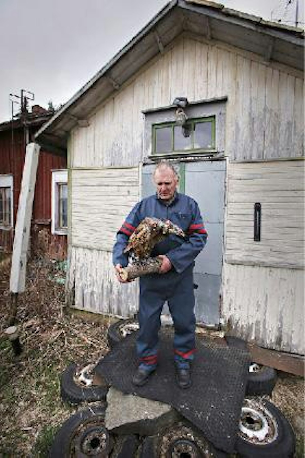 Kotitalon rappusilla. Alpo on asunut koko ikänsä täällä.