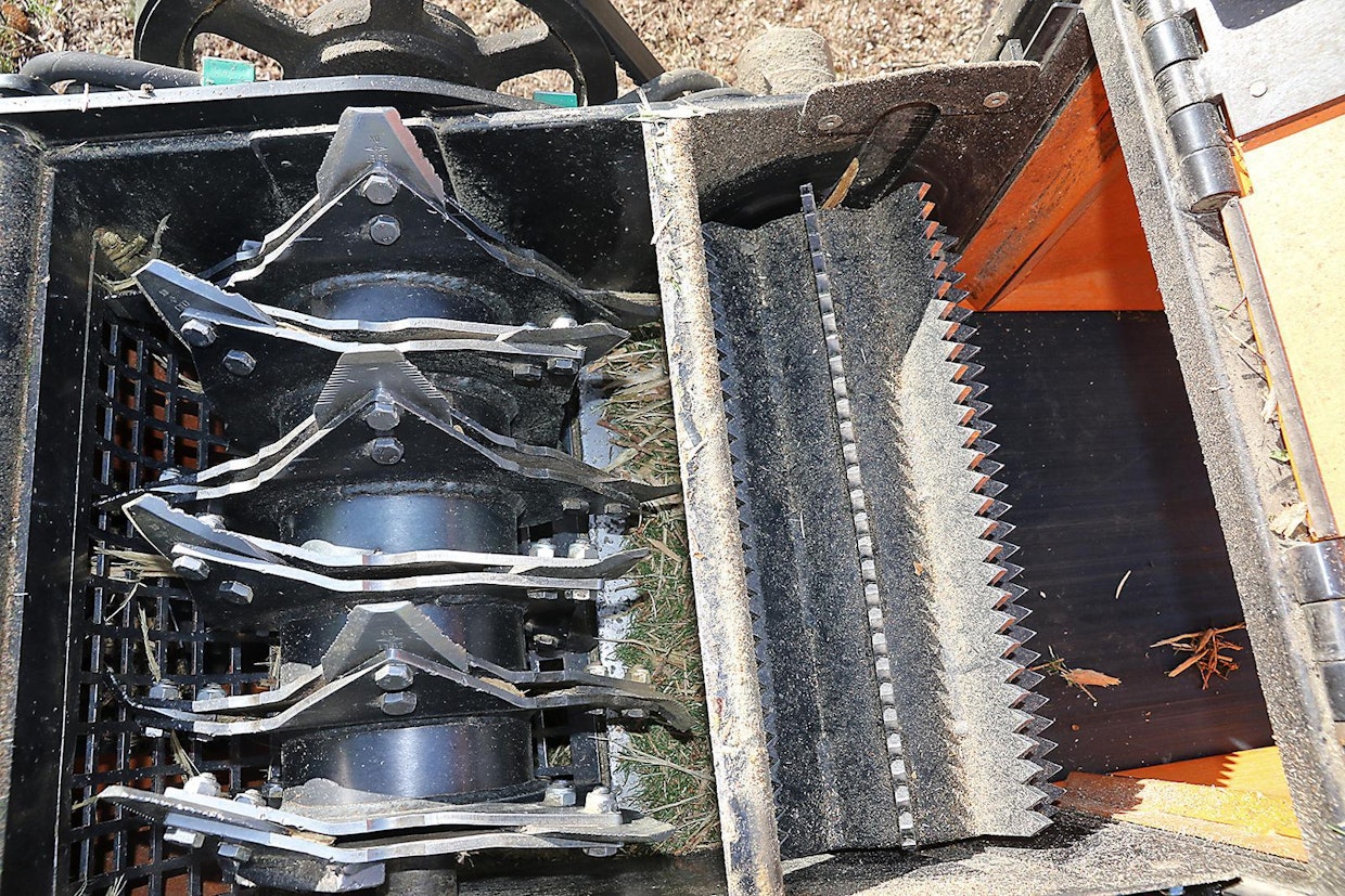 Hakkurissa on 24 erillistä käännettävä terää. Terärumpu on 50 cm leveä. Pulttikiinnitteiset terät on helppo vaihtaa.