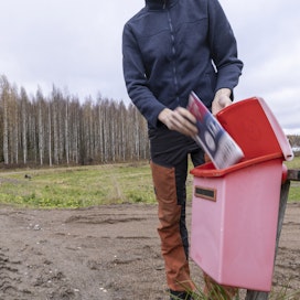 Lasse Kärkkäinen viljelee maata Ruokolahdella. Hän seuraa erilaisia alaan liittyviä kanavia verkossa, mutta lukee myös Maaseudun Tulevaisuuden paperilehteä. 