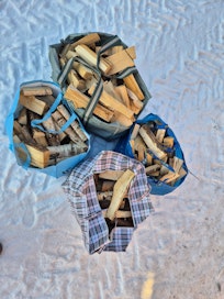 Omakotitalon lämmittäminen huippupakkasilla kuluttaa päivässä kahdesta neljään heittokassillista klapeja.